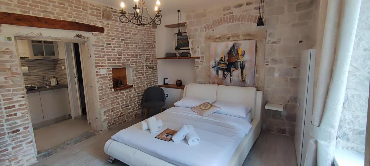 Studios Kadena Trogir - 18Th Century Stone House エクステリア 写真